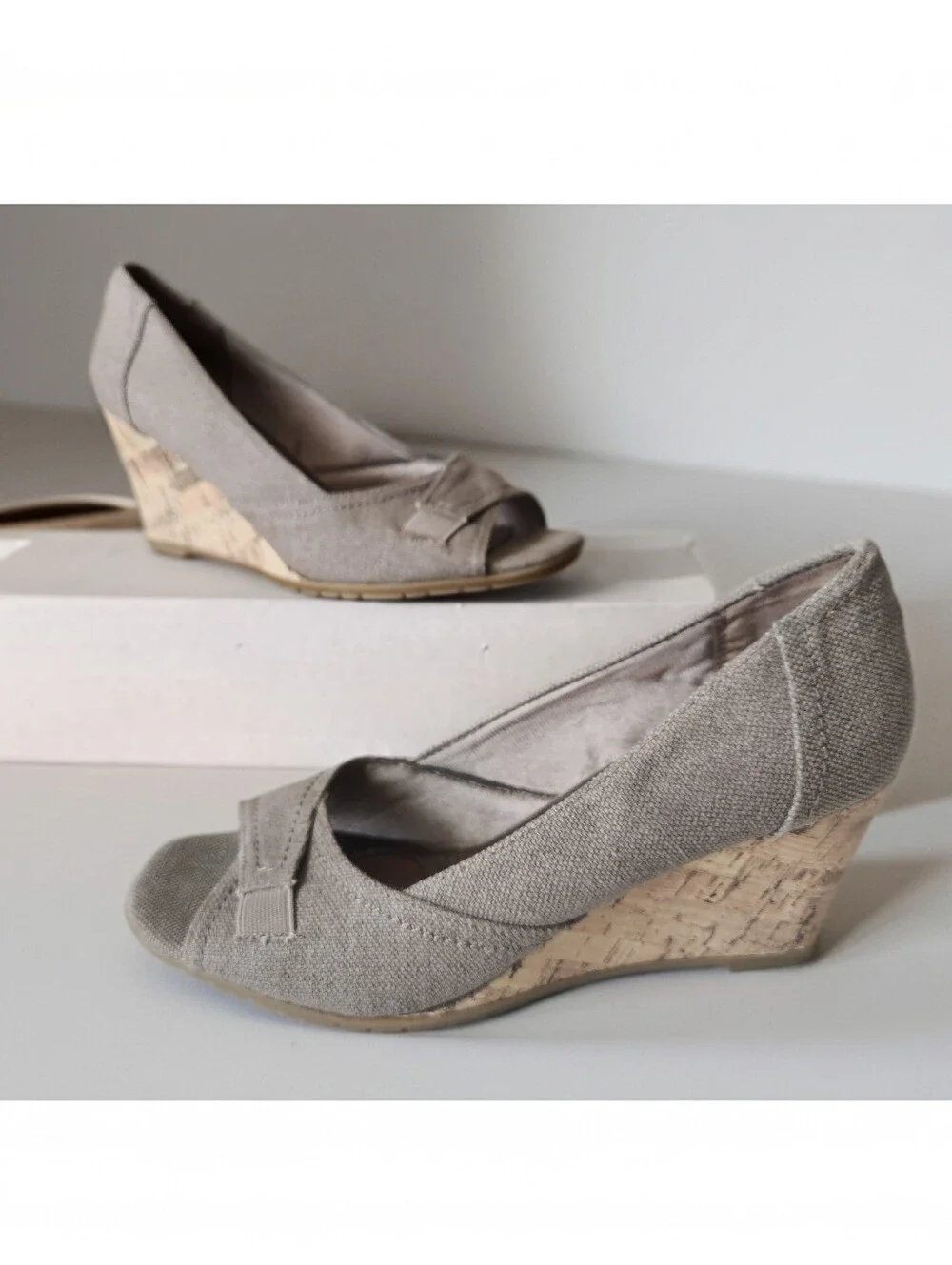 Life Stride Promote Beige Canvas Wedge Shoes with Memory Foam Size 9M